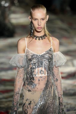 Alexander Mcqueen Sarah Burton Haritayı tarafından tasarlanmıştır