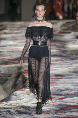 Alexander Mcqueen Sarah Burton Haritayı tarafından tasarlanmıştır
