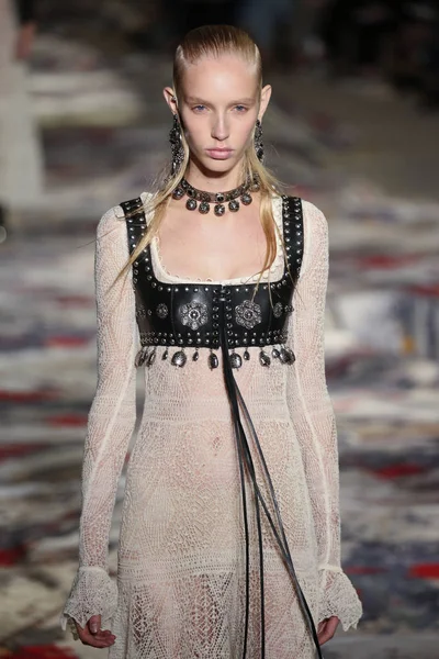 Alexander McQueen designet av Sarah Burton show – stockfoto