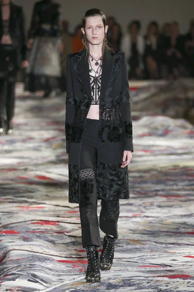 Alexander Mcqueen Sarah Burton Haritayı tarafından tasarlanmıştır