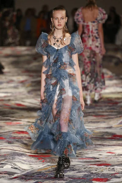 Alexander McQueen disegnato da Sarah Burton show — Foto Stock