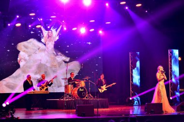 Vera Brejneva büyük Apple Müzik Ödülleri sırasında Sahne Alanı'nda gerçekleştirme