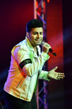 Düet Kamran ve Sahne Alanı'nda büyük Apple Müzik Ödülleri sırasında performans Hooman