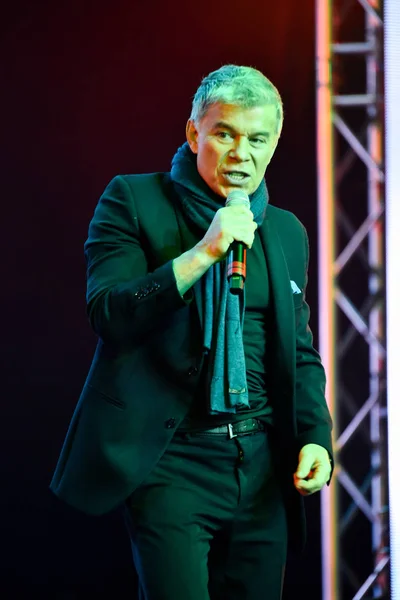 奥列格 · Gazmanov 期间在大苹果音乐颁奖礼在舞台上表演 — 图库照片