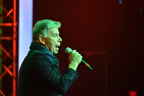 Олег Газманов выступает на сцене во время премии Big Apple Music Awards
