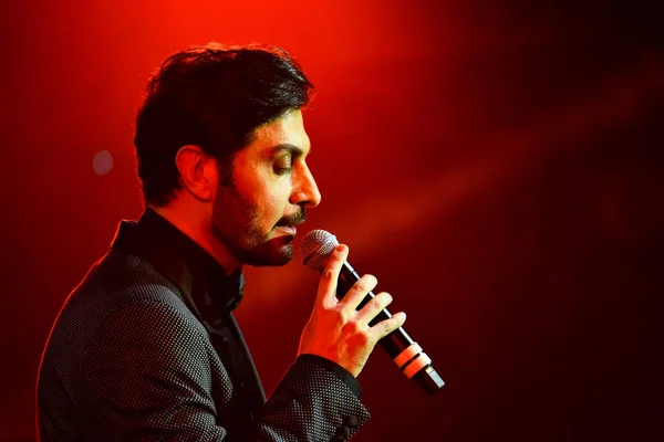 Singer Majid Al-Mohandis performs on stage during the Big Apple Music Awards — Stock Photo, Image