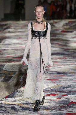 Alexander Mcqueen Sarah Burton Haritayı tarafından tasarlanmıştır