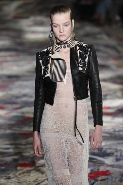Alexander Mcqueen Sarah Burton Haritayı tarafından tasarlanmıştır