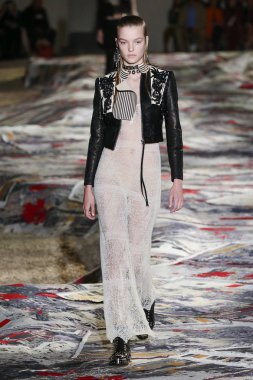 Alexander Mcqueen Sarah Burton Haritayı tarafından tasarlanmıştır