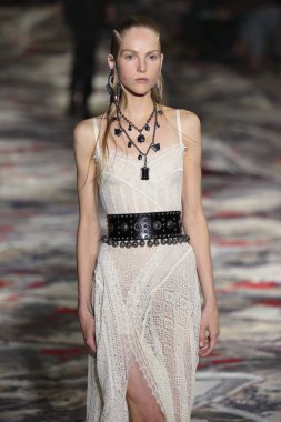 Alexander Mcqueen Sarah Burton Haritayı tarafından tasarlanmıştır