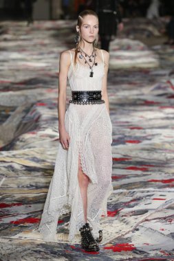 Alexander Mcqueen Sarah Burton Haritayı tarafından tasarlanmıştır