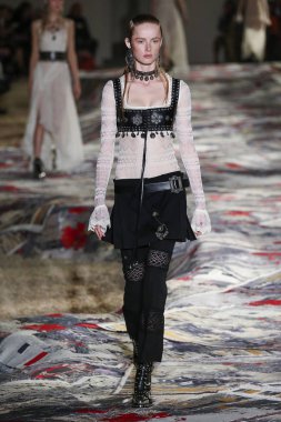 Alexander Mcqueen Sarah Burton Haritayı tarafından tasarlanmıştır