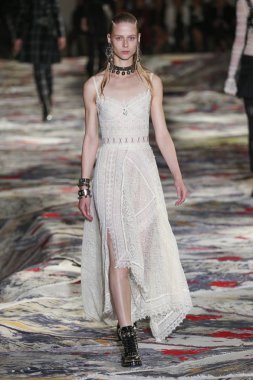 Alexander Mcqueen Sarah Burton Haritayı tarafından tasarlanmıştır