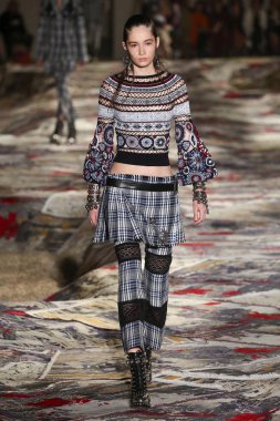 Alexander Mcqueen Sarah Burton Haritayı tarafından tasarlanmıştır