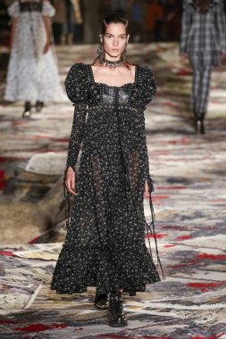 Alexander Mcqueen Sarah Burton Haritayı tarafından tasarlanmıştır