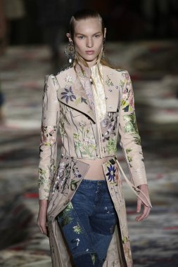 Alexander Mcqueen Sarah Burton Haritayı tarafından tasarlanmıştır