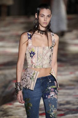 Alexander Mcqueen Sarah Burton Haritayı tarafından tasarlanmıştır