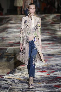 Alexander Mcqueen Sarah Burton Haritayı tarafından tasarlanmıştır