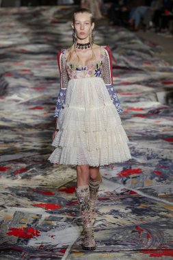 Alexander Mcqueen Sarah Burton Haritayı tarafından tasarlanmıştır