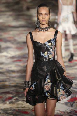 Alexander Mcqueen Sarah Burton Haritayı tarafından tasarlanmıştır