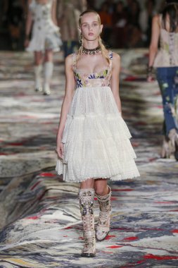 Alexander Mcqueen Sarah Burton Haritayı tarafından tasarlanmıştır