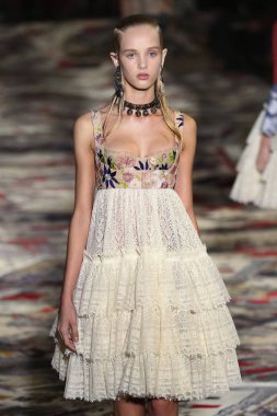 Alexander Mcqueen Sarah Burton Haritayı tarafından tasarlanmıştır