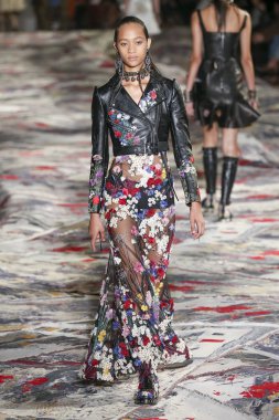Alexander Mcqueen Sarah Burton Haritayı tarafından tasarlanmıştır