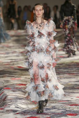 Alexander Mcqueen Sarah Burton Haritayı tarafından tasarlanmıştır