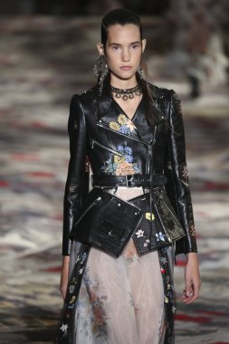 Alexander Mcqueen Sarah Burton Haritayı tarafından tasarlanmıştır