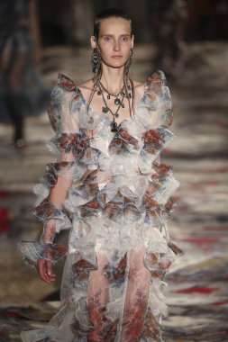 Alexander Mcqueen Sarah Burton Haritayı tarafından tasarlanmıştır