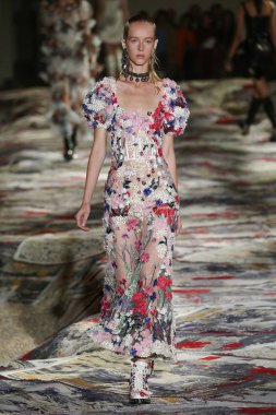 Alexander Mcqueen Sarah Burton Haritayı tarafından tasarlanmıştır