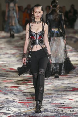 Alexander Mcqueen Sarah Burton Haritayı tarafından tasarlanmıştır