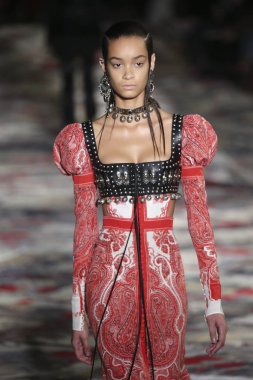 Alexander Mcqueen Sarah Burton Haritayı tarafından tasarlanmıştır