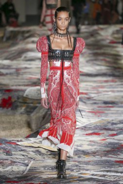 Alexander Mcqueen Sarah Burton Haritayı tarafından tasarlanmıştır