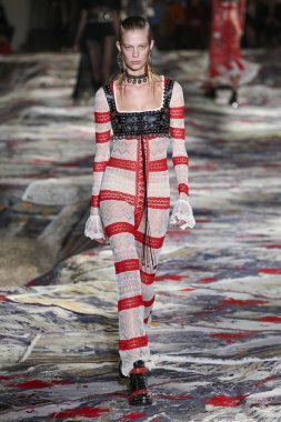 Alexander Mcqueen Sarah Burton Haritayı tarafından tasarlanmıştır