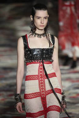 Alexander Mcqueen Sarah Burton Haritayı tarafından tasarlanmıştır