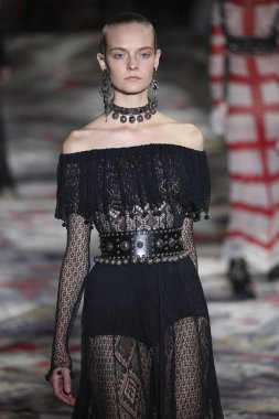 Alexander Mcqueen Sarah Burton Haritayı tarafından tasarlanmıştır