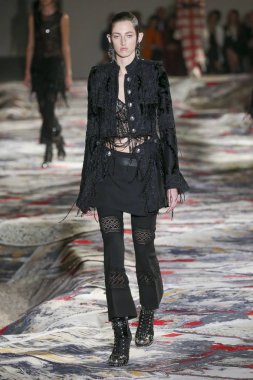 Alexander Mcqueen Sarah Burton Haritayı tarafından tasarlanmıştır