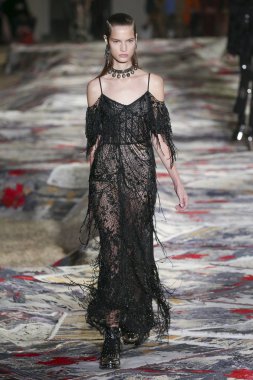 Alexander Mcqueen Sarah Burton Haritayı tarafından tasarlanmıştır