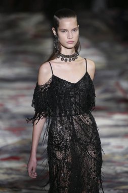 Alexander Mcqueen Sarah Burton Haritayı tarafından tasarlanmıştır