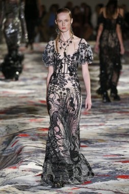 Alexander Mcqueen Sarah Burton Haritayı tarafından tasarlanmıştır
