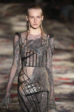 Alexander Mcqueen Sarah Burton Haritayı tarafından tasarlanmıştır