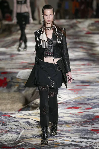 Alexander Mcqueen navrhl Sarah Burton show — Stock fotografie