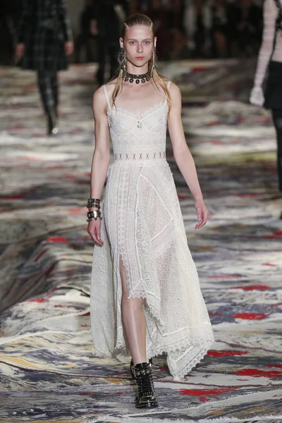 Alexander McQueen diseñado por Sarah Burton show —  Fotos de Stock