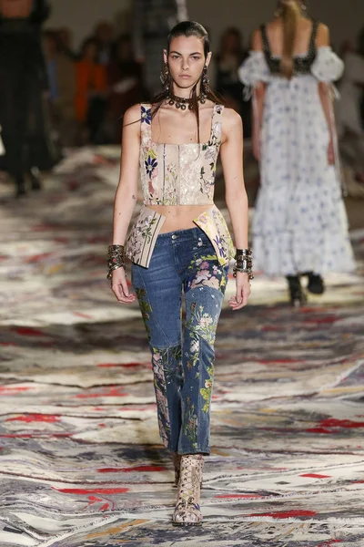 Alexander McQueen diseñado por Sarah Burton show — Foto de Stock