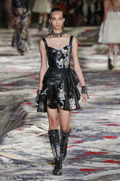 Alexander Mcqueen navrhl Sarah Burton show — Stock fotografie