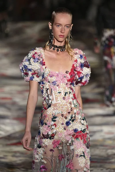 Alexander McQueen designed by Sarah Burton show — Stock Photo, Image