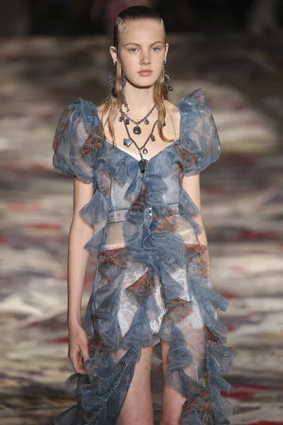 Alexander Mcqueen navrhl Sarah Burton show — Stock fotografie