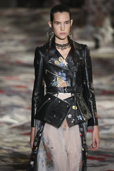 Alexander Mcqueen ontworpen door Sarah Burton Toon — Stockfoto