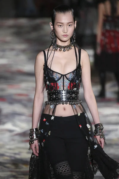 Alexander McQueen diseñado por Sarah Burton show —  Fotos de Stock